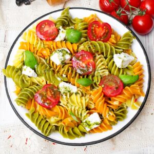Salade de pâtes au basilic et à la tomate